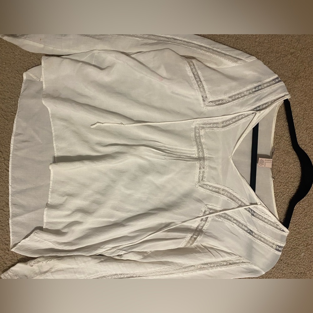 BUY NOW SALE‼️White v neck long sleeve tunic